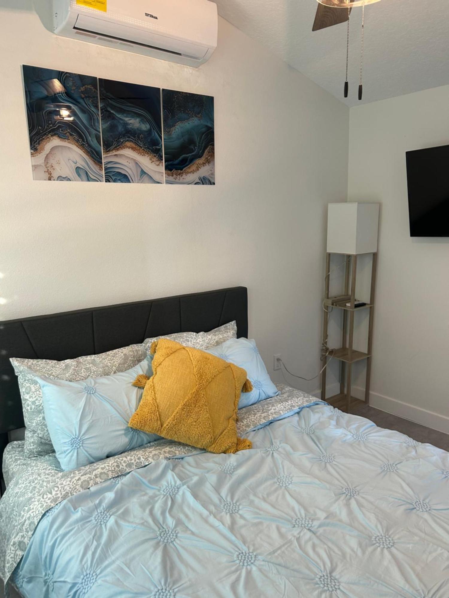Perfect Getaway-Lovely Cottage House- Near Beaches Nokomis Exteriör bild